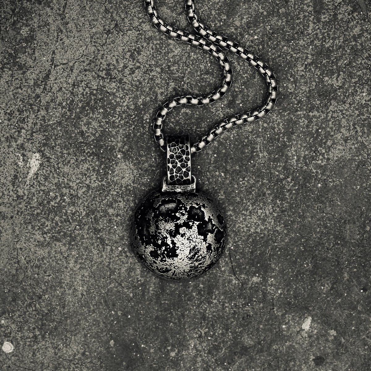 Pendere | Moon